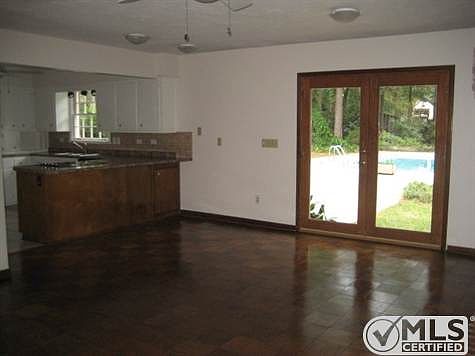 3rd image of 912 Shadowlawn Dr #2