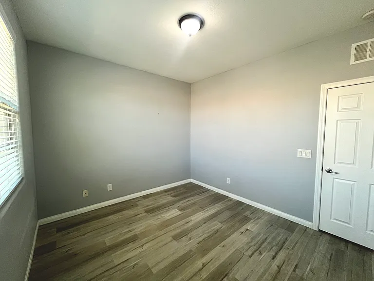 576 Glassford Ct — Photo 49