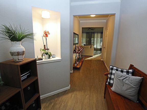 3rd image of 907 Riverside Dr