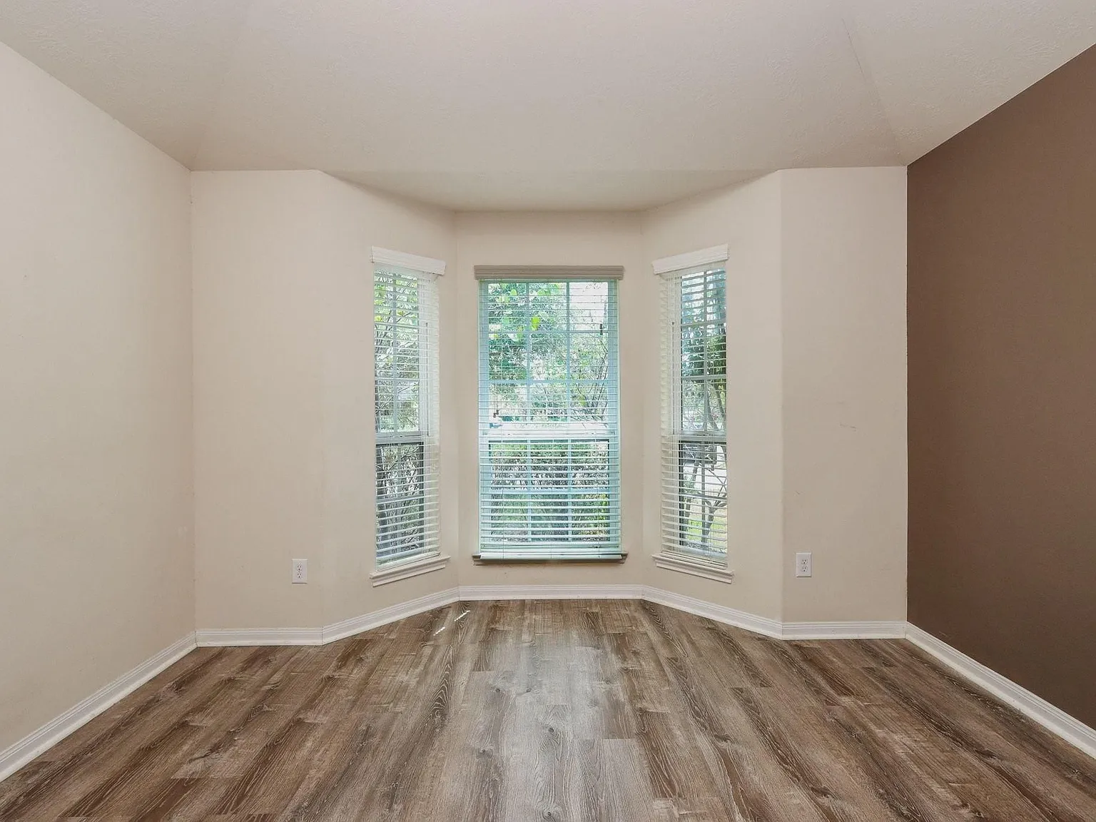 3 bed, 2.0 bath, 1720 sqft, $2,195 — Photo 3