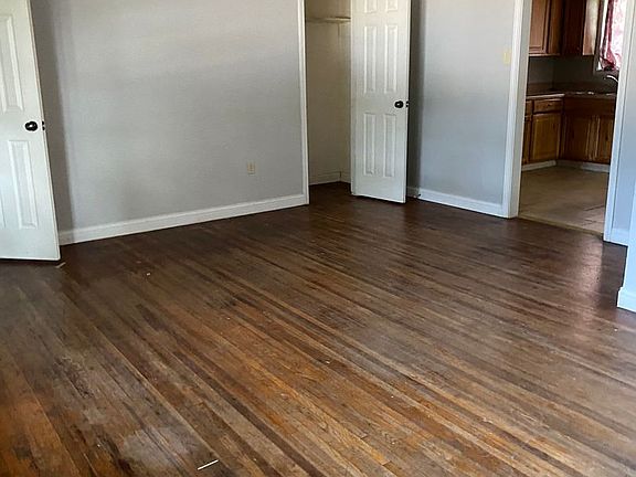 2nd image of 904 W 33rd St