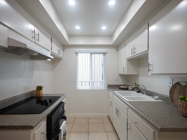 Californian Apartments — Photo 9