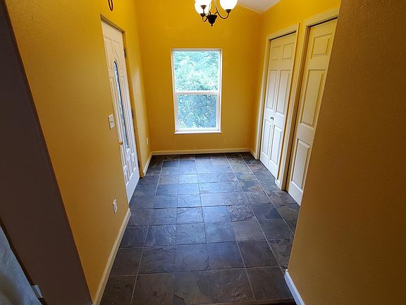 3rd image of 215 N Deer Dr