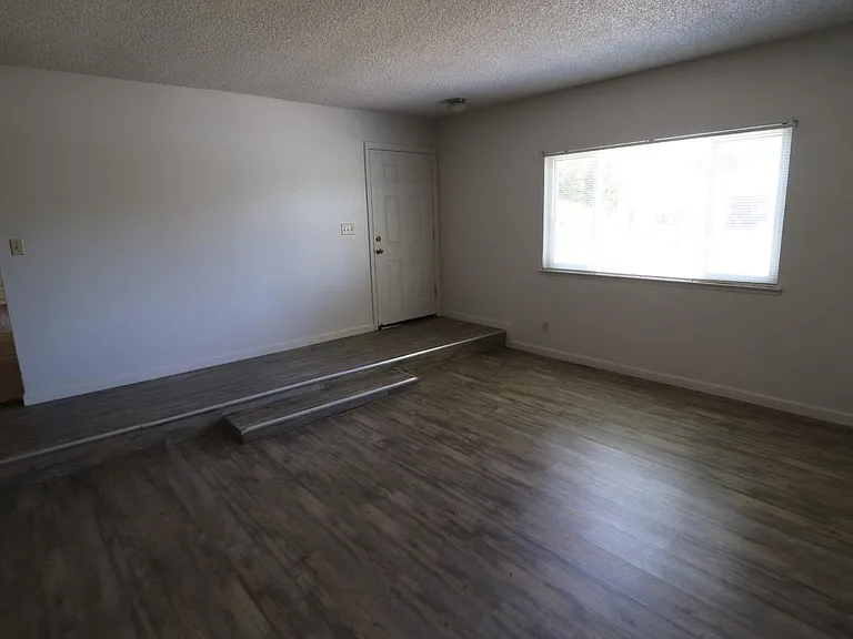 3342 W Oswego Ave — Photo 5