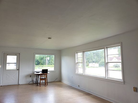 4th image of 301 Sagola Ave