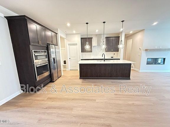 5th image of 216 Oak Summit Pl