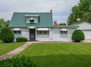 102 W 5th St, Leaf River, IL 61047