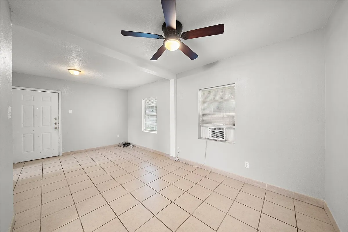 Building Photo - 806 3rd Ave N #12-1/2