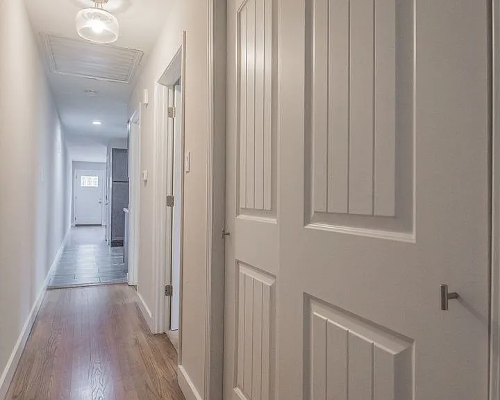 Spacious two bedroom renovated apartment — Photo 3