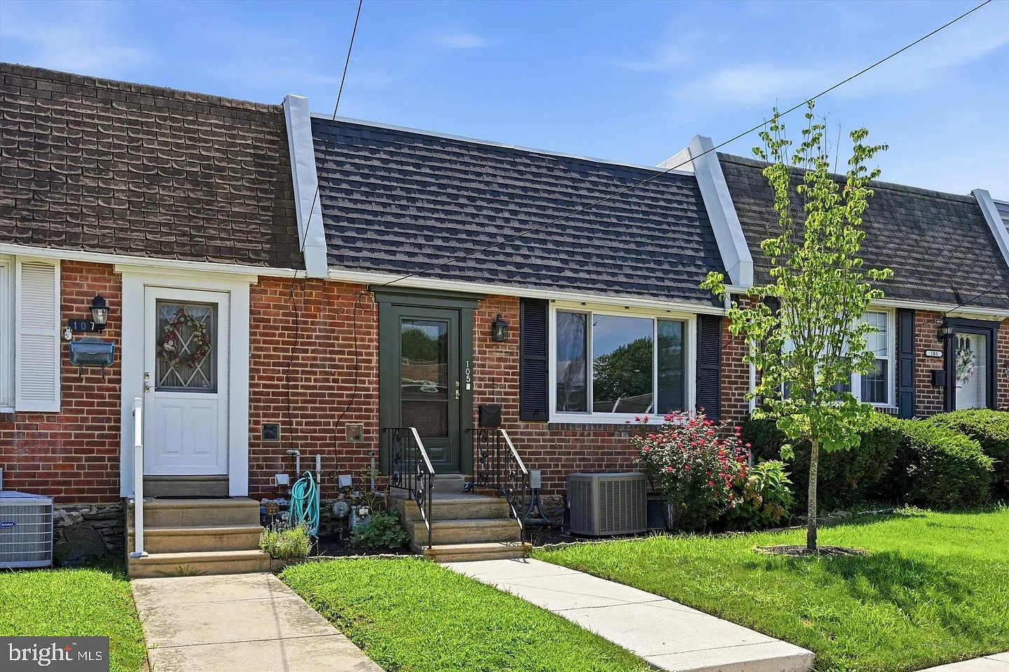 3 bed, 2.0 bath, 1080 sqft, $1,900 — Photo 2