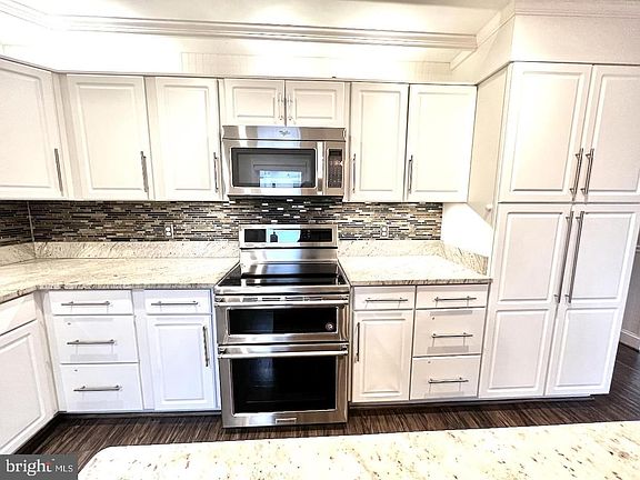 4th image of 5962 Berkshire Ct
