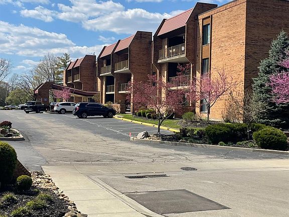 2nd image of 3542 Amberacres Dr Unit 201N