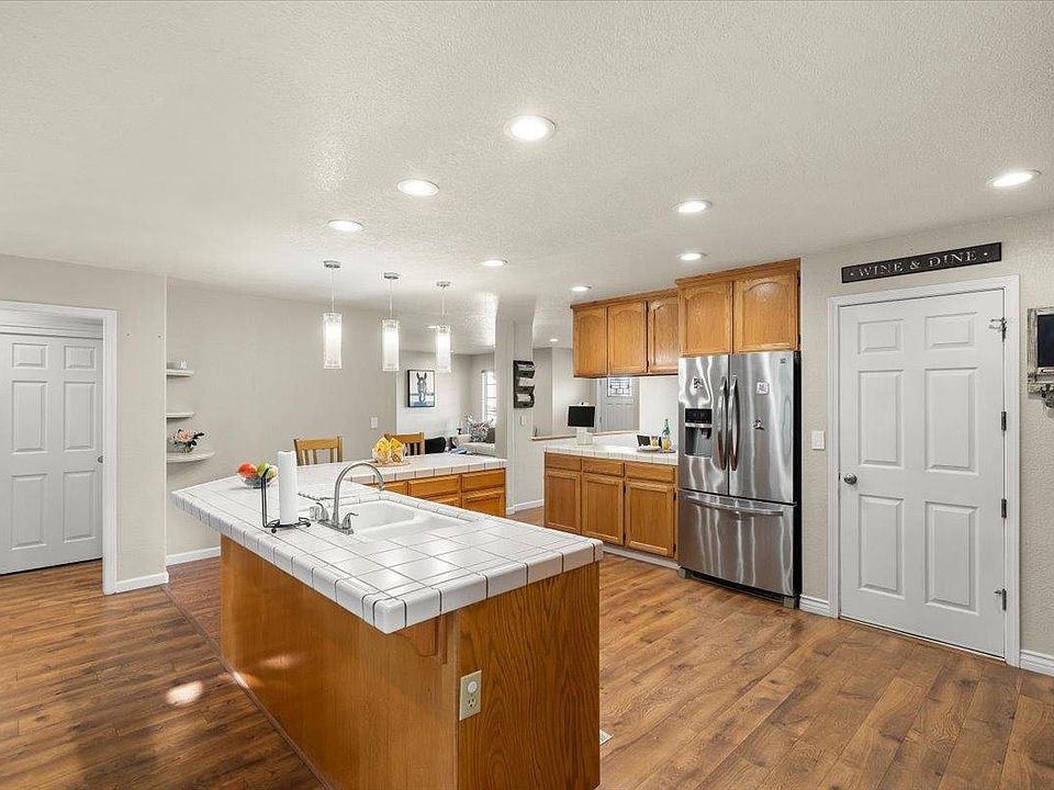 1st image of 560 Bordeaux Pl