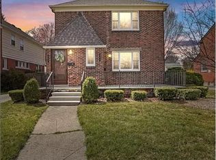 899 Rivard Blvd, Grosse Pointe, MI 48230