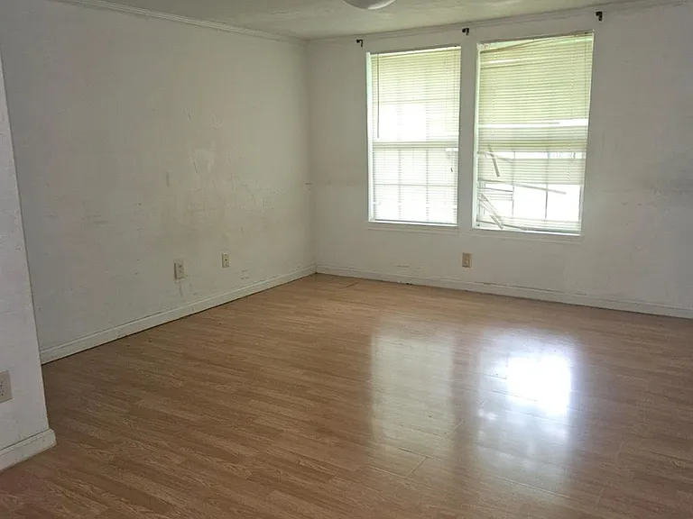 907 Neches St — Photo 20