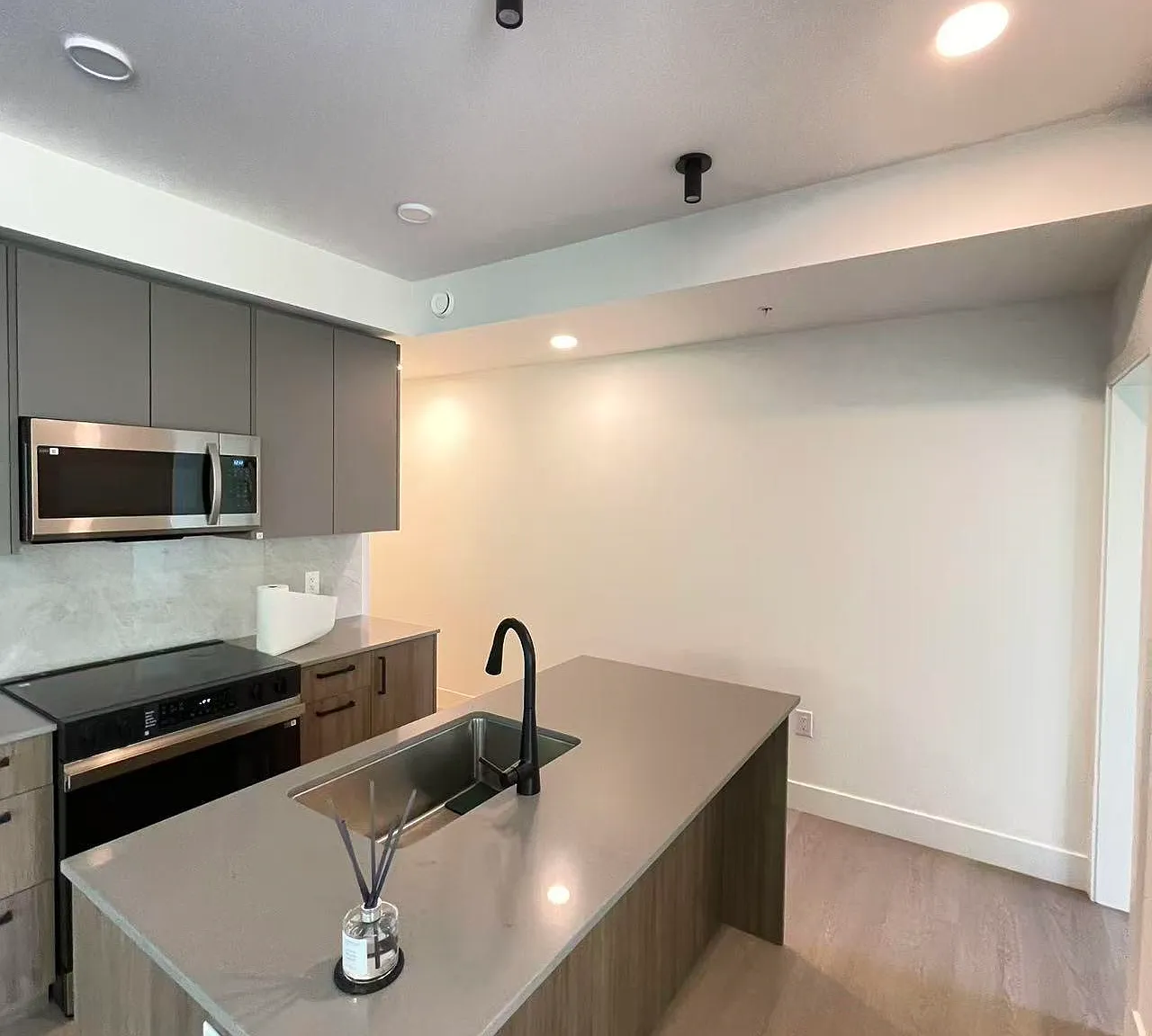 2 bed, 900 sqft, $2,500 — Photo 3
