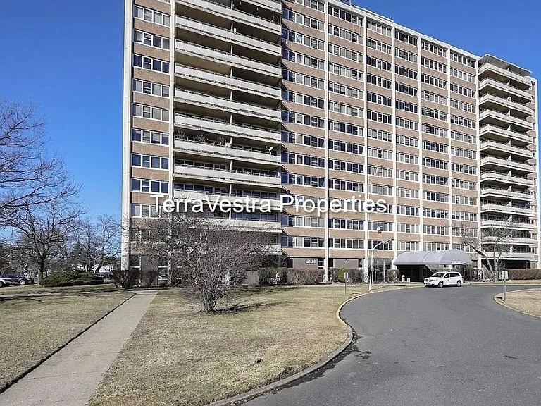 1003 Barclay Towers — Photo 22