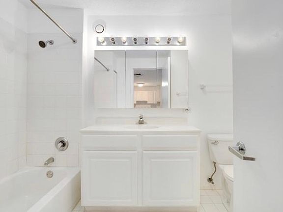 5th image of 545 N Dearborn St APT 1903