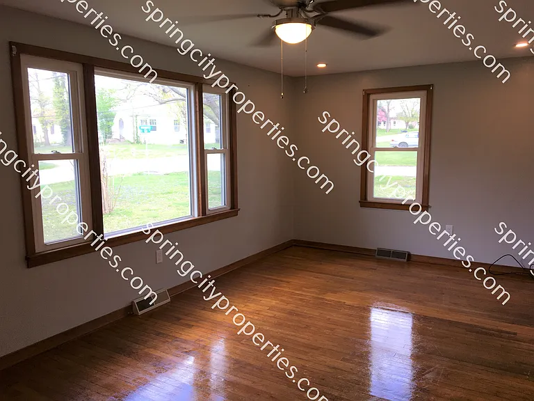 112 E Oak St — Photo 7