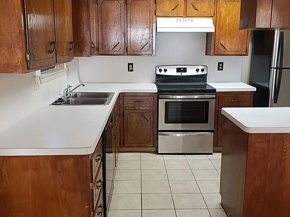 4th image of 1904 Hooper St
