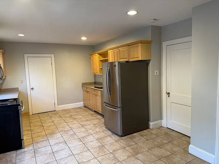 40 Schuyler St #1L — Photo 2