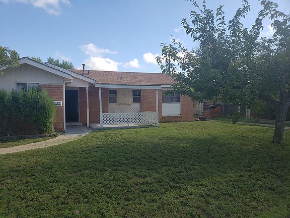 2nd image of 1404 Sandalwood Ln