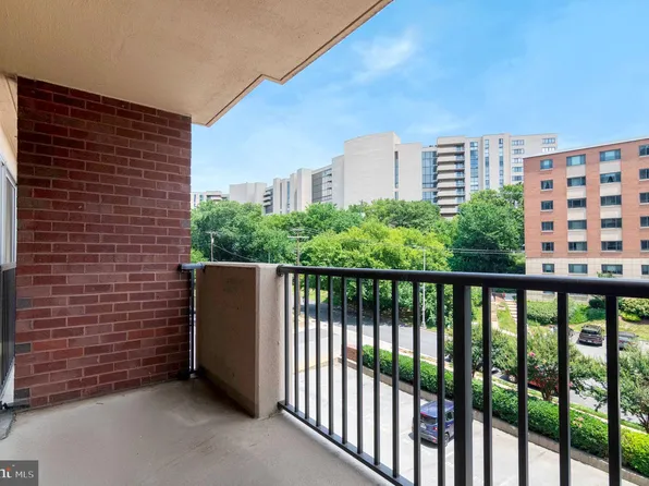 1300 Army Navy Dr APT 320, Arlington, VA 22202