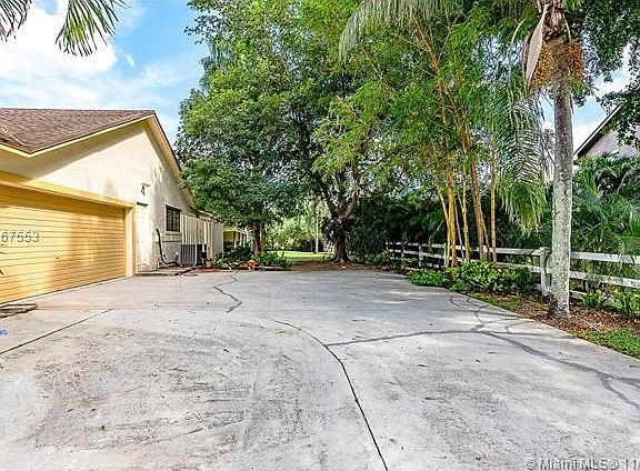 PLENTY OF SPACE TO PARK THE "TOYS"