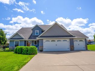 642 W River Dr, New London, MN 56273