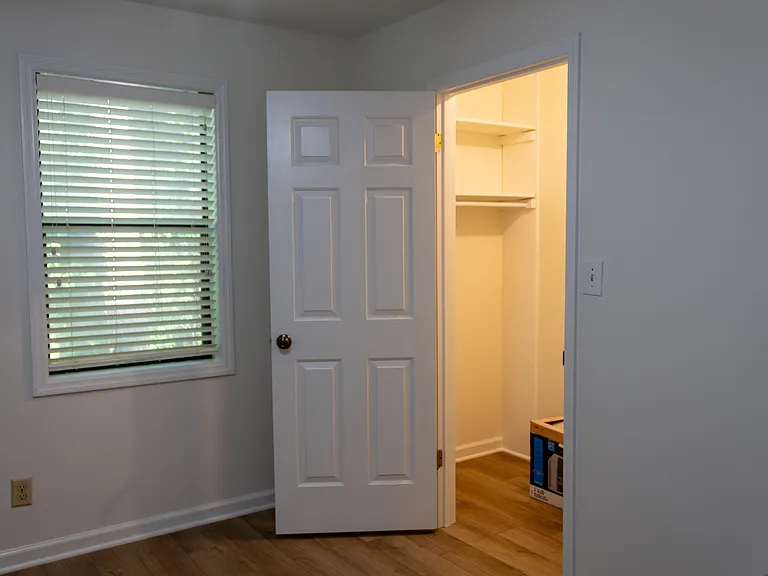 It features a walk-in closet.