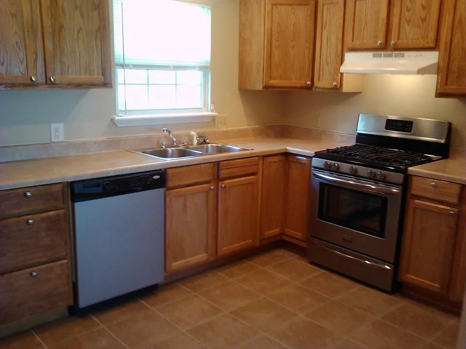 3 bed, 1200 sqft, $900 — Photo 3