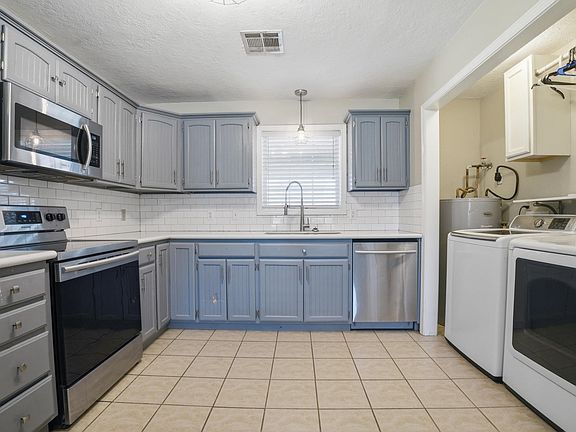 3rd image of 122 Lois St