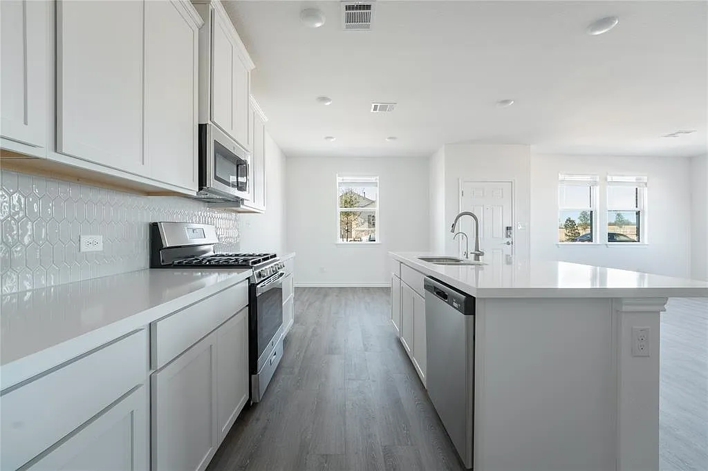 3 bed, 2.5 bath, 1572 sqft, $1,950 — Photo 2
