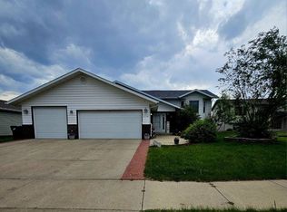 2736 Essex Loop, Bismarck, ND 58504