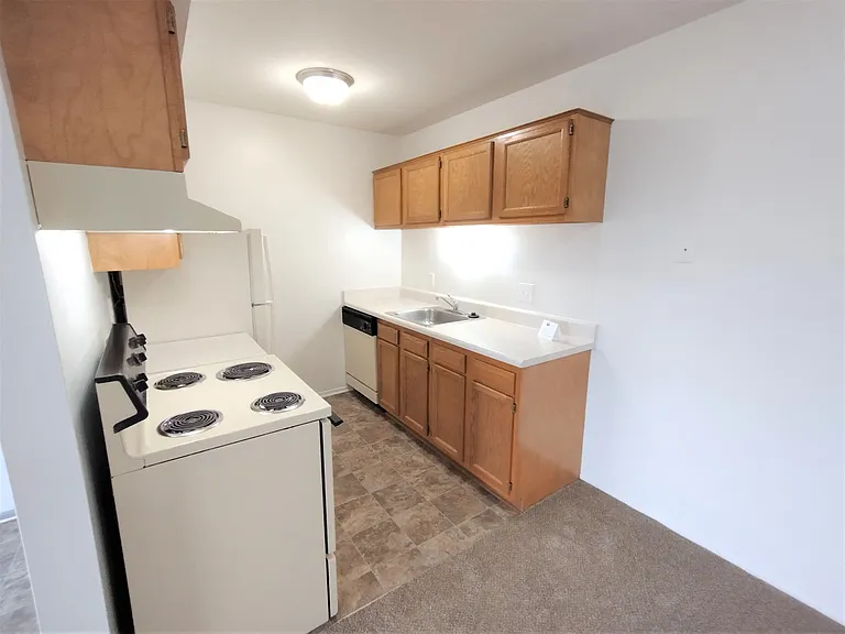Charter Oaks Apartments — Photo 44