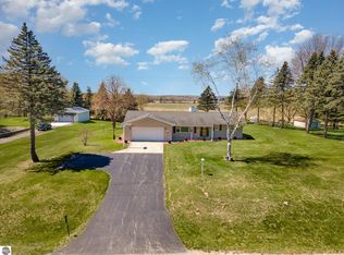 7525 N Luce Rd, Alma, MI 48801