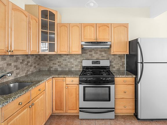 4th image of 98 15th St APT 3