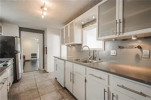 2202 W 47th Ter — Photo 11