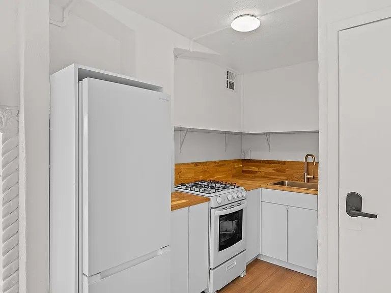 St. Regis Apartments — Photo 61