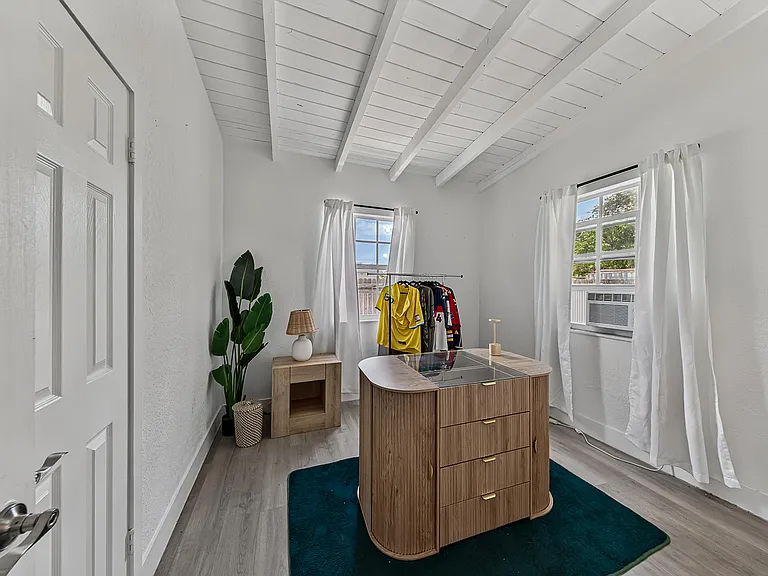 140 SE 9th Ave — Photo 13