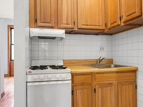 3rd image of 13 Cornelia St APT 2B