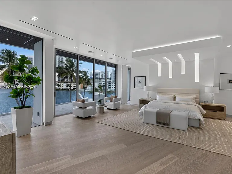 501 Palm Dr — Photo 35