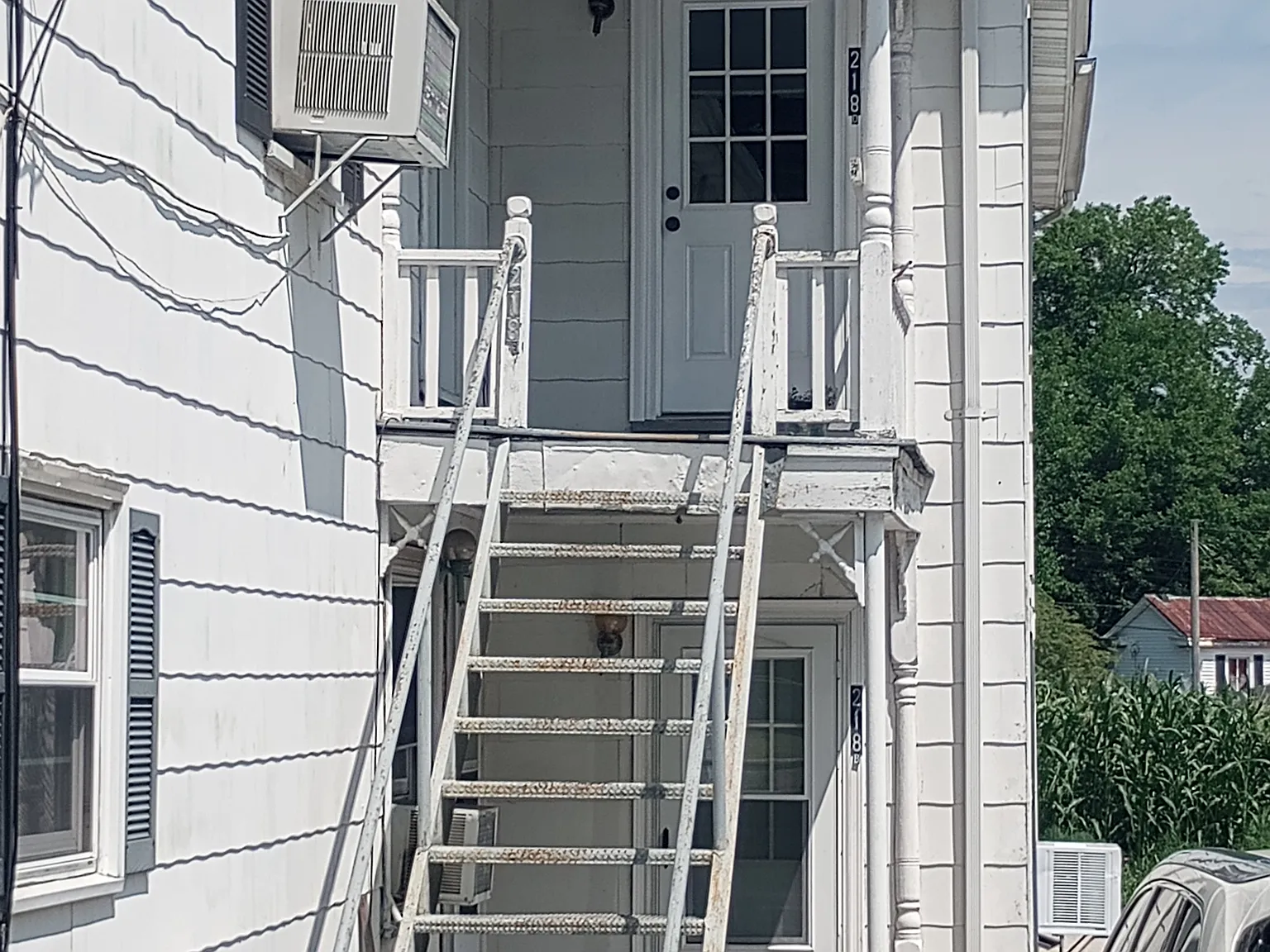 3 bed, 900 sqft, $1,200 — Photo 2