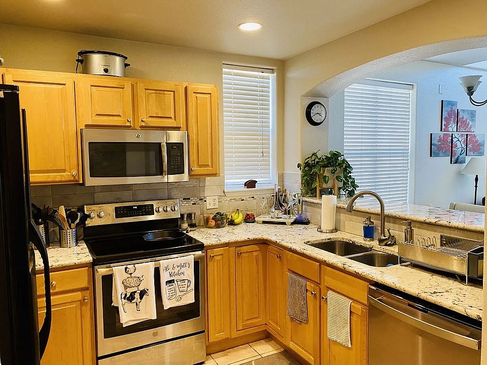 Kitchen (staged)