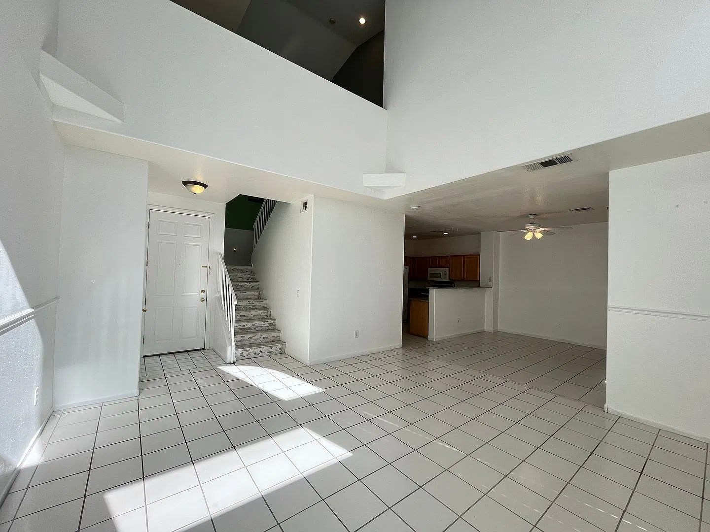 Townhouse 3 Bedrooms 2.5 Bathrooms in Gated Community! — Photo 3
