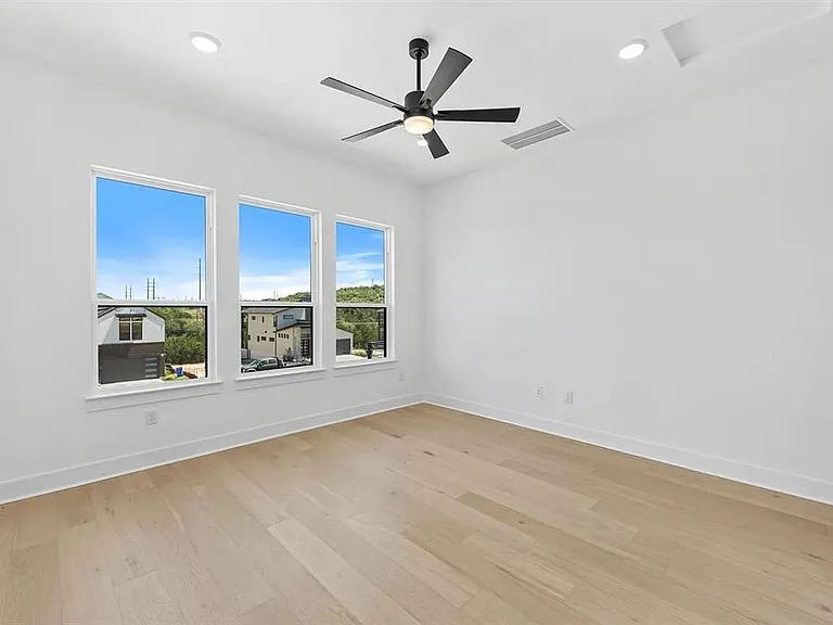 110 Pennybacker Ln — Photo 9