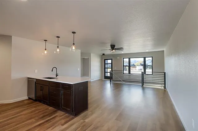 4 bed, 1900 sqft, $2,600 — Photo 3