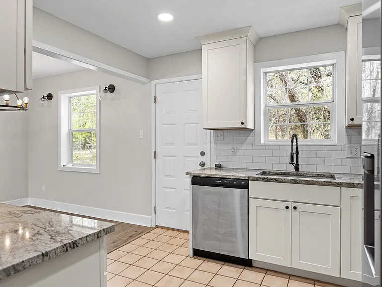 138 Hobson Ln — Photo 3