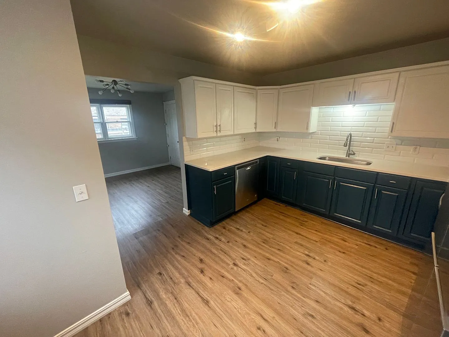 2 bed, 1 bath all updated and includes full size appliances! Walk to Uptown 23rd area! — Photo 4