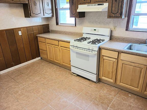3rd image of 300 Woodside Ave APT 2